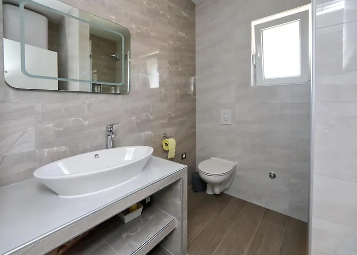 Marina S Pogledom, *