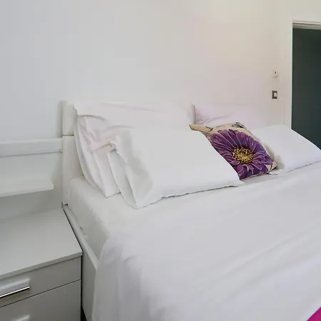 Marina S Pogledom, Apartman *