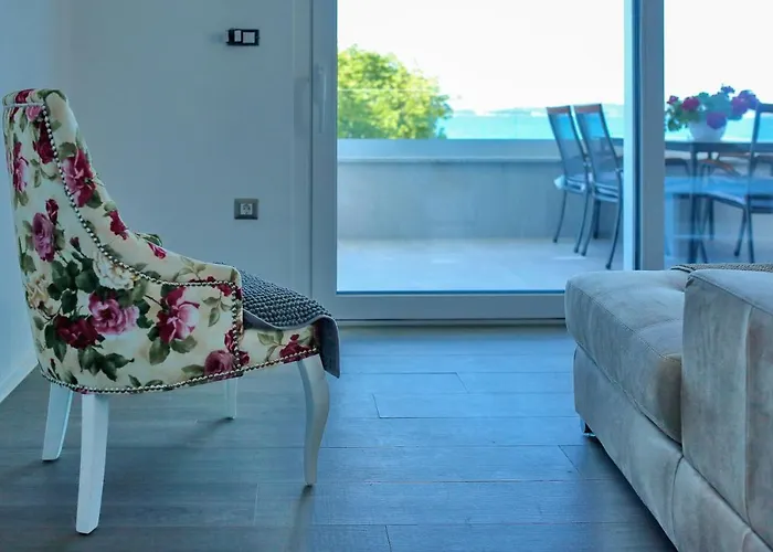 Marina S Pogledom, * Sukošan